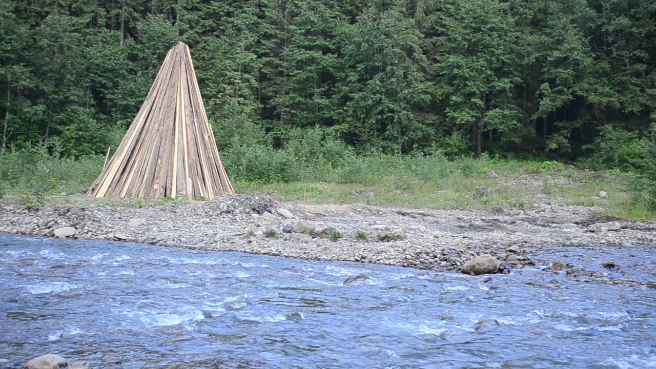 Fuoco, festa di Ivan Kupala. Fuoco sulla riva del fiume di montagna.