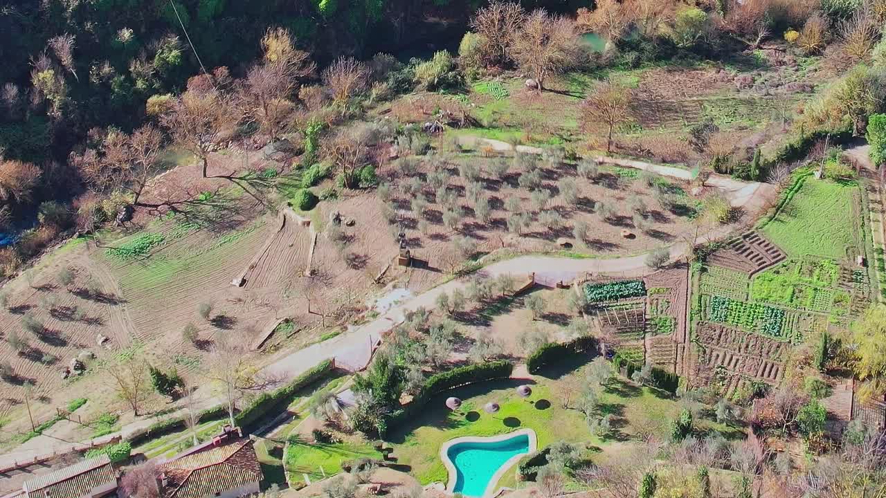Besuch eines Grünbereichs in Málaga, Spanien, mit Garten und Poolbereich