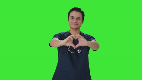 Feliz-Médico-Indio-Mostrando-El-Signo-Del-Corazón-En-La-Pantalla-Verde