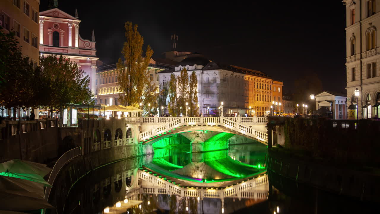 밤에 리우블야나 다리와 교회