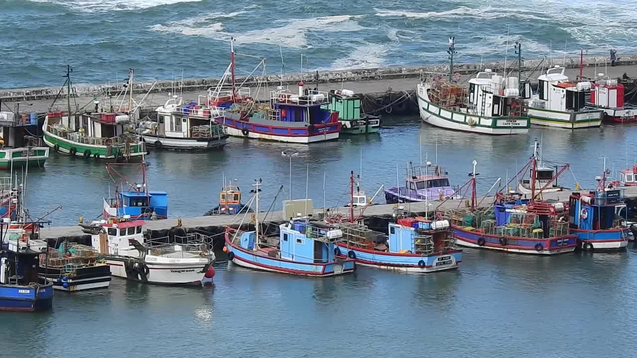 barcos de pesca en el puerto de la bahía de kalk