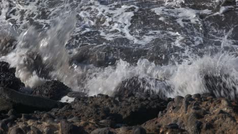 4k de cerca de las olas del mar golpeando la playa de piedra de arena de playa