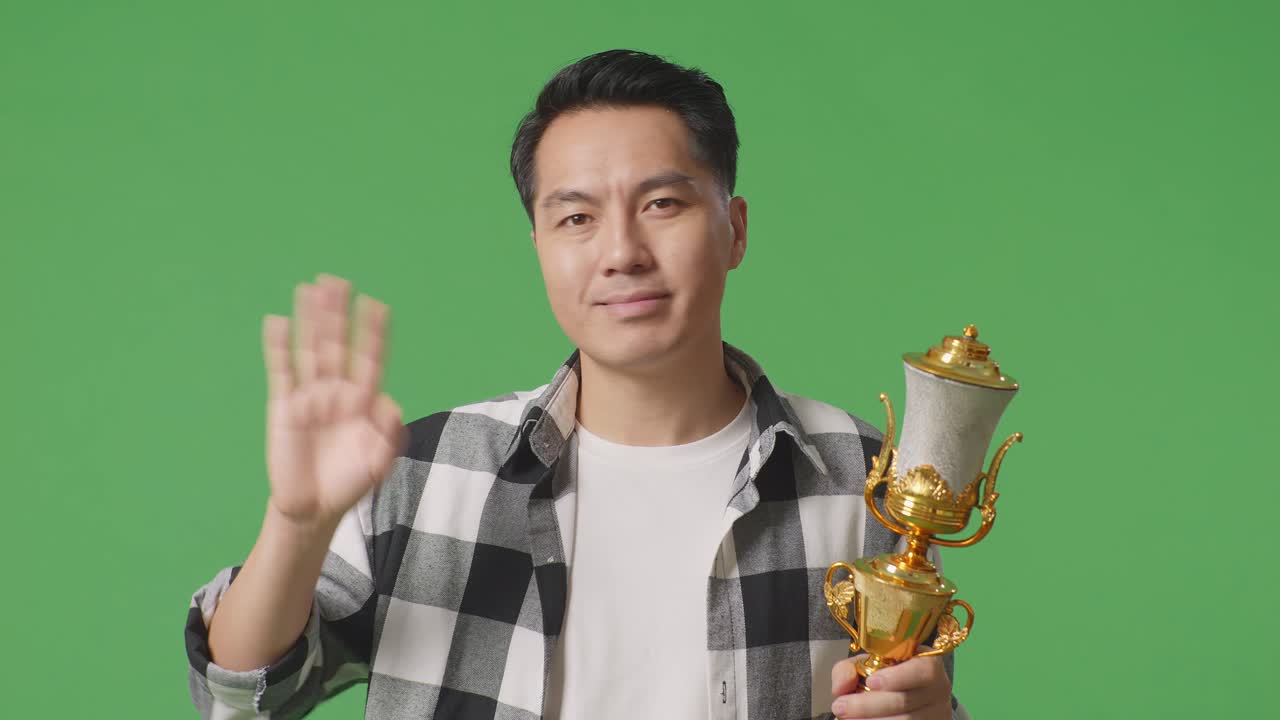 트로피를 들고 흔들고 있는 남자