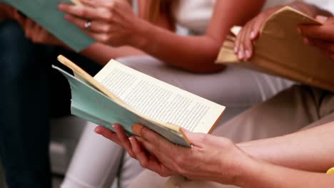equipo de negocios ocasional sentado leyendo libros