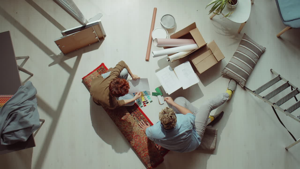 pareja discutiendo la paleta de colores mientras renueva la casa