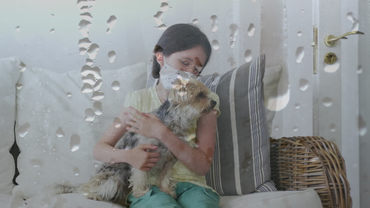 얼굴 마스크를 쓴 백인 소녀가 애완견을 들고 있는 물방울의 애니메이션