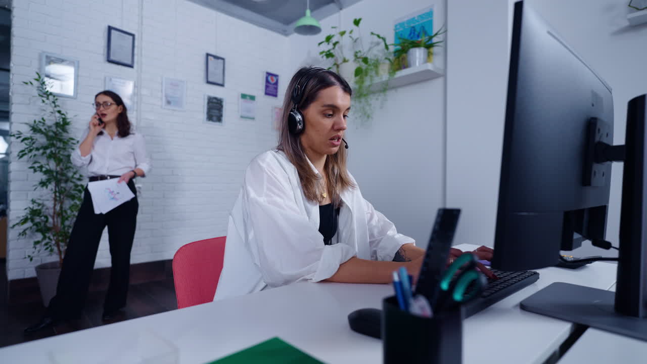 dos mujeres trabajando en una oficina moderna