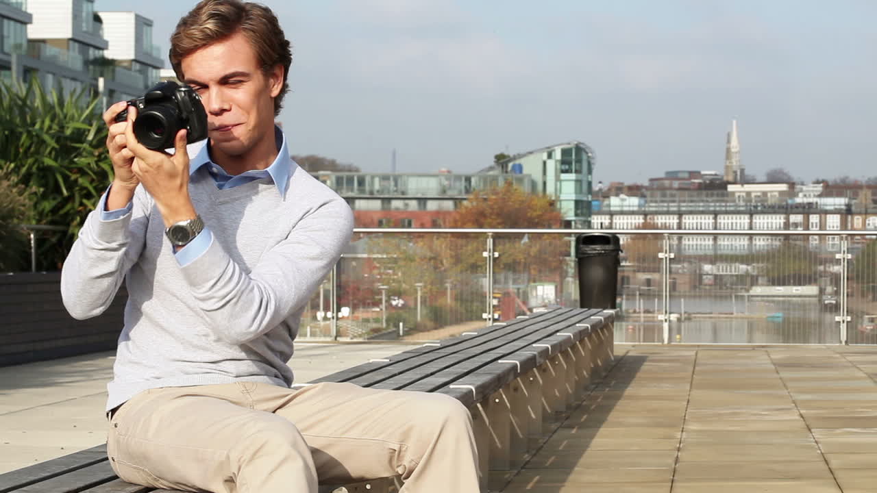 행복 한 사진작가 가 야외 에서 사진 을 찍고 있다