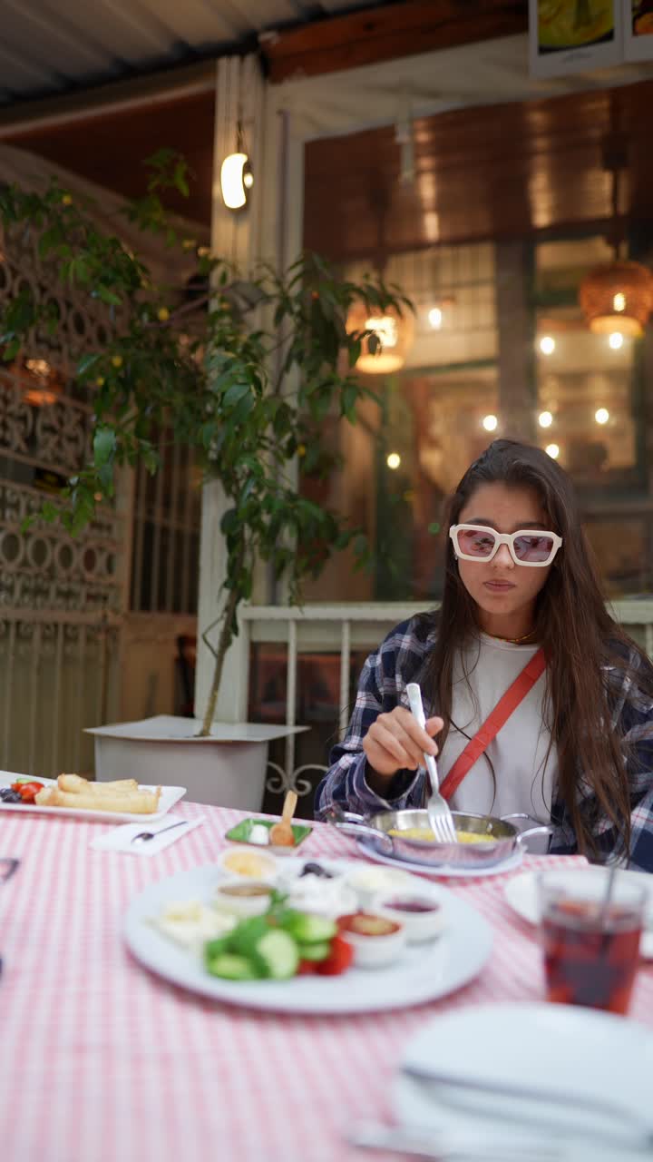 야외에서 아침을 먹는 소녀