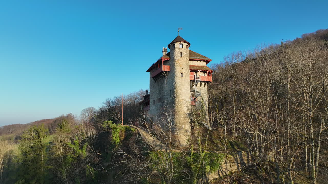 hermoso y antiguo castillo rotberg entre los árboles en un brillante día de otoño