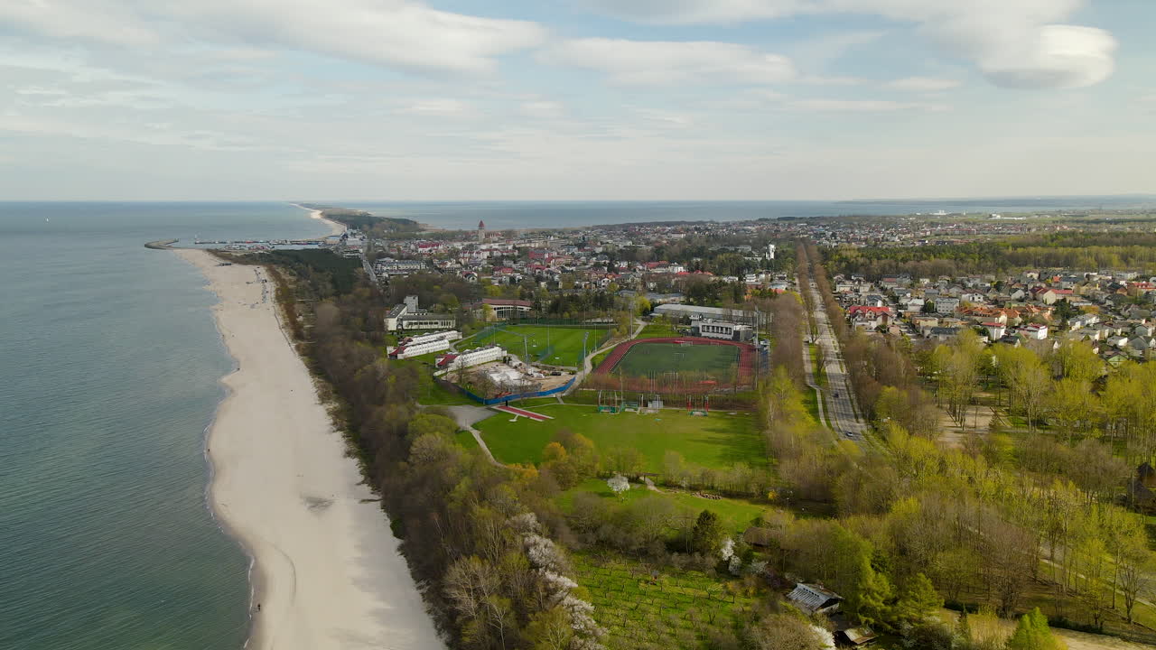 Zona della baia di Wladyslawowo - una città sulla costa meridionale del Mar Baltico e sulla penisola di Hel in estate