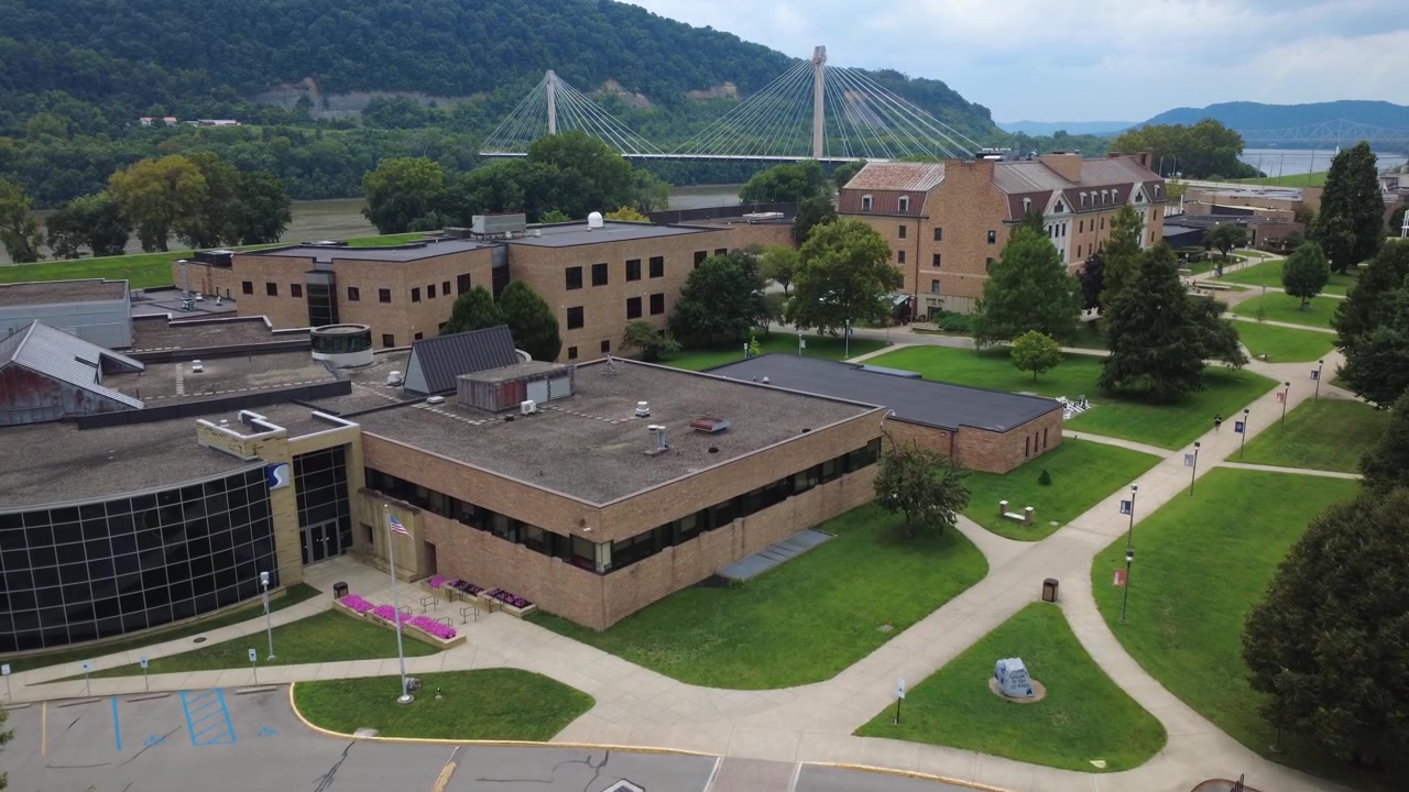 Ripresa con drone della Shawnee State University a Portsmouth, Ohio