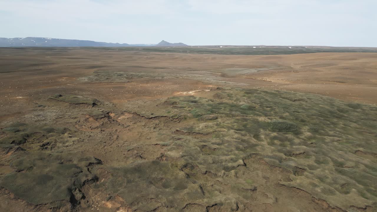 아이슬란드 남부의 데티포스 근처의 황량한 화산 고원 위의 무인기 비행