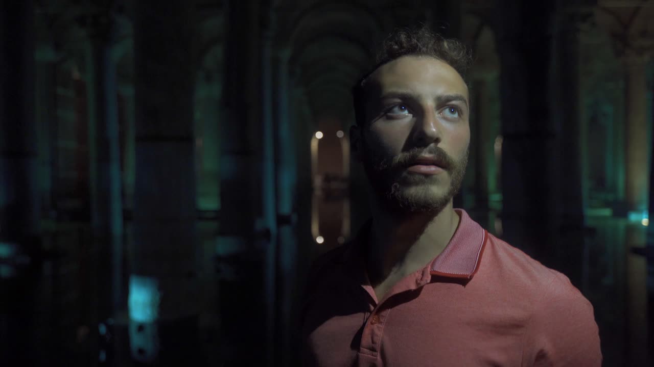 un hombre cuidadoso mirando a su alrededor.