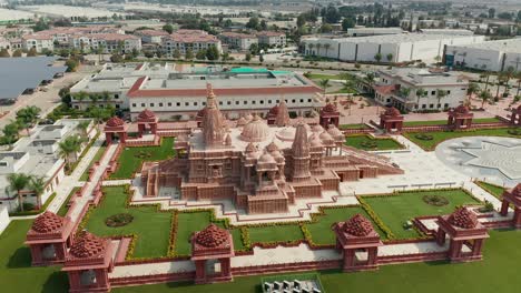 Vista-Lateral-Aérea-Del-Templo-Baps-Shri-Swaminarayan-Mandir-En-Chino-Hills,-California