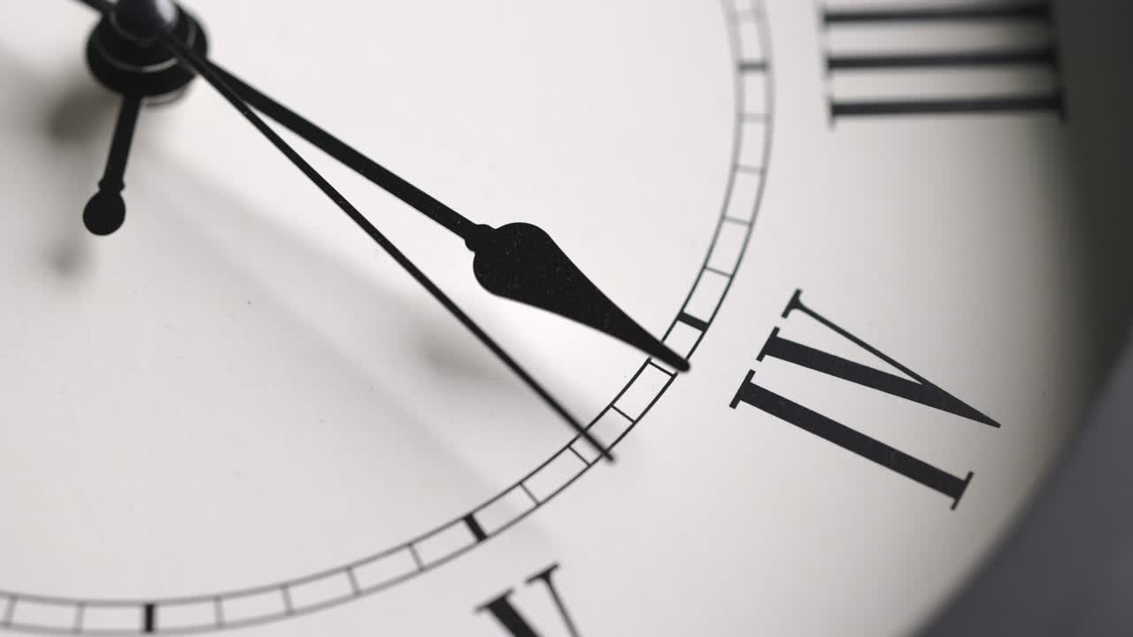 película de lapso de tiempo. gran reloj de pared blanco fija la hora para las 16.00 horas. el minutero rojo sigue funcionando. números romanos