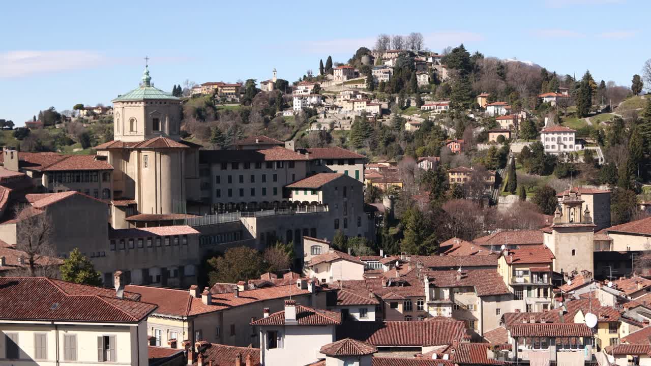 Antica Città Alta a Bergamo, con tradizionali tetti in tegole rosse e storica architettura in pietra sotto un cielo limpido