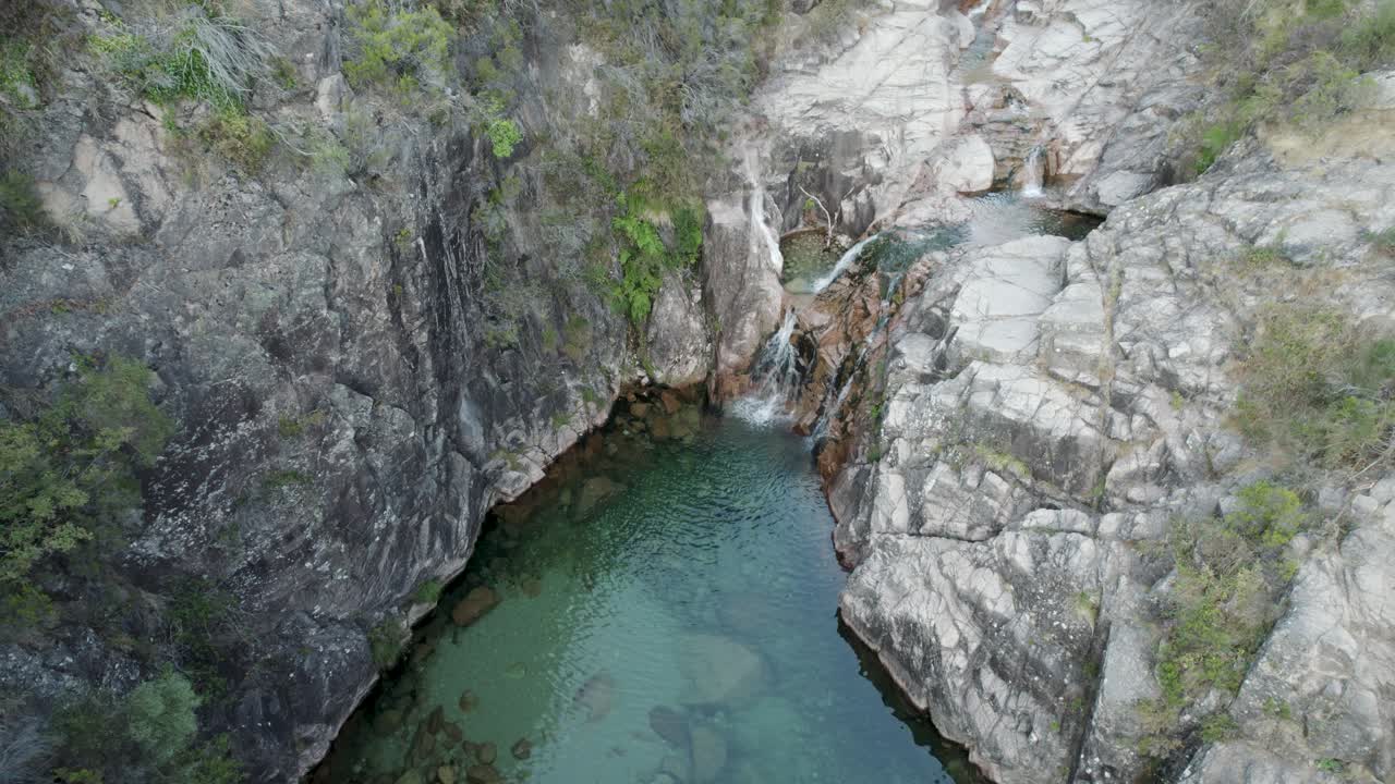 aguas cristalinas de la cascada portela do homem, parque nacional de geres, portugal