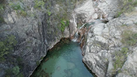 aguas cristalinas de la cascada portela do homem, parque nacional de geres, portugal