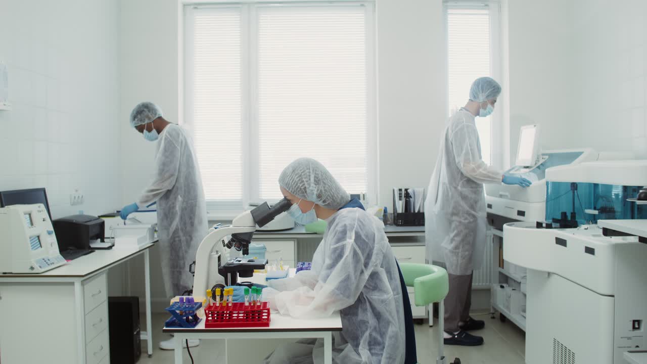 медицинский лабораторный персонал, работающий