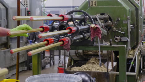 vigas de acero giratorias en una máquina de tornillo multihusillo