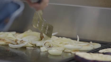 Cocinar-Cebollas-En-La-Cocina-Afuera