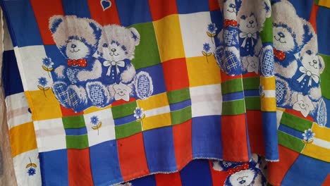 tela con estampado de ositos colgados en el tendedero