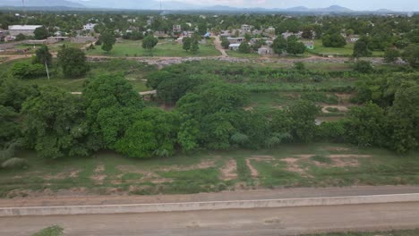 nuevo muro fronterizo de hormigón entre haití y república dominicana a lo largo del río dajabón o masacre