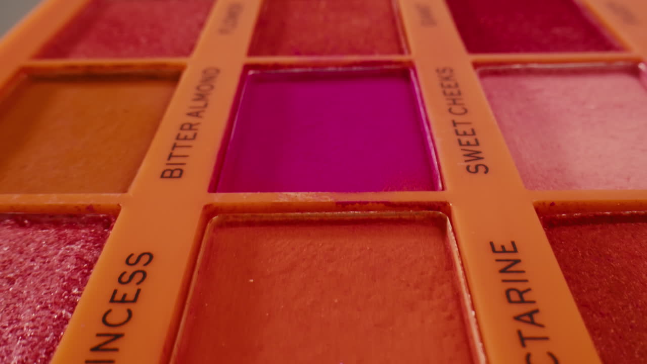 primer plano de una paleta de maquillaje naranja
