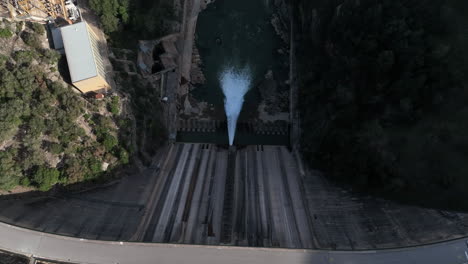 Luftaufnahme-Von-Oben-Nach-Unten-Von-Großem-Staudamm-Und-Überlaufwasser,-Niedrigwasserbedingungen,-Spanien