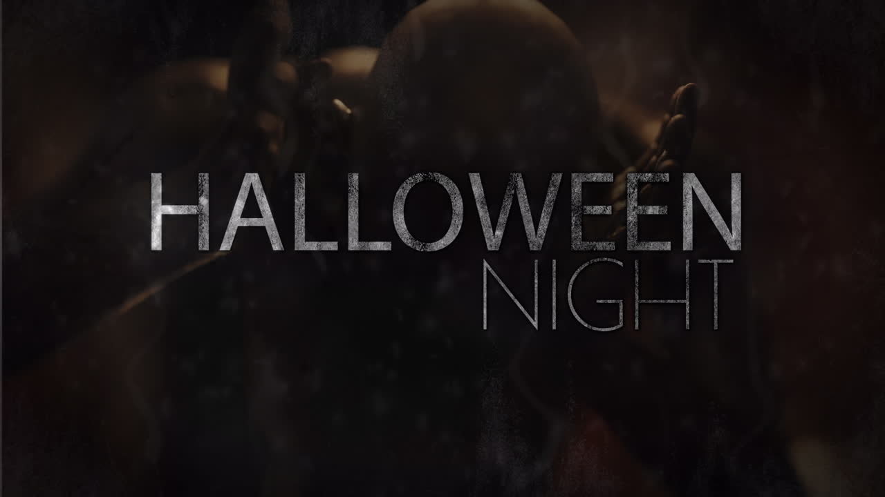 animación del texto de la noche de halloween parpadeando sobre una figura zombie aterradora en el corredor oscuro