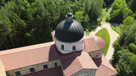 antena en movimiento hacia atrás del santuario católico de nuestra señora de guadalupe en la crosse wisconsin, rodeada de naturaleza pura