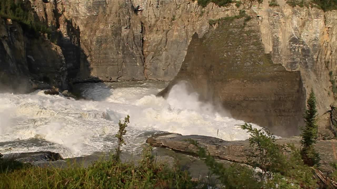 poderosas cataratas y rápidos del río