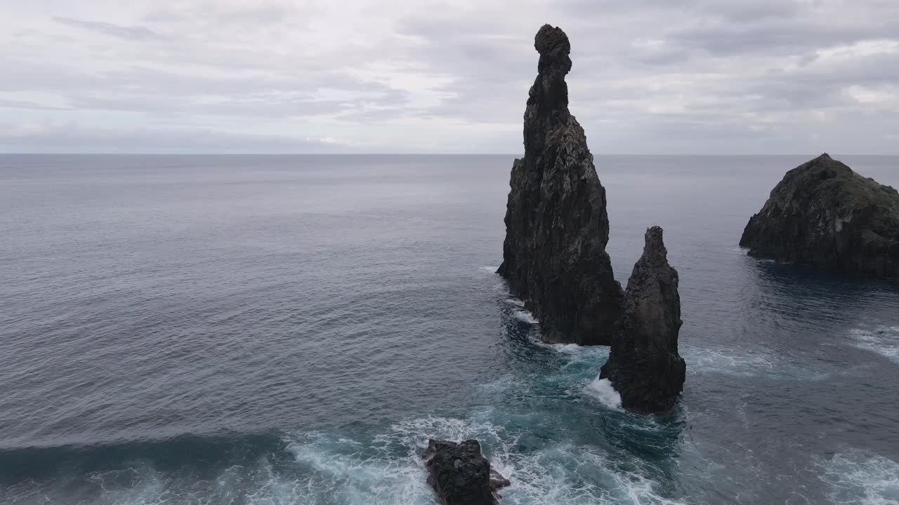 vista aérea de los islotes de ribeira da janela, unas impresionantes formaciones rocosas que marcan el paisaje marino