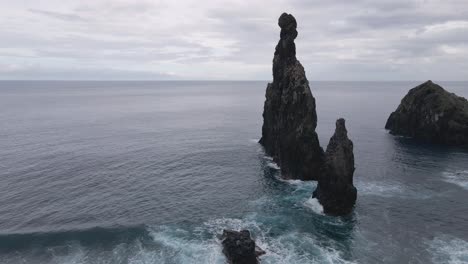 Vista-Aérea-De-Los-Islotes-De-Ribeira-Da-Janela,-Unas-Impresionantes-Formaciones-Rocosas-Que-Marcan-El-Paisaje-Marino.