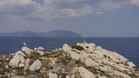 Gaviotas-En-Una-Isla-Deshabitada-En-Grecia---Cruz-Ortodoxa-En-El-Fondo