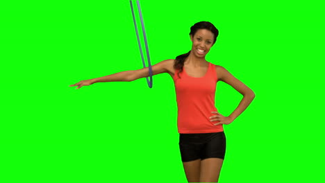 mujer trabajando con un hula hoop en la pantalla verde