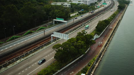 Luft-Hyper-Lapse-Der-Asiatischen-Metropole-Der-Autobahn-Von-Hongkong-Mit-Autoverkehr-In-Den-Hauptverkehrszeiten,-Null-Emissions-Verschmutzungskonzept