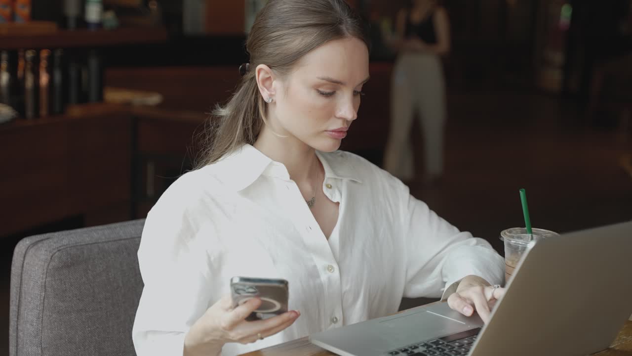 женщина работает на ноутбуке в кофейне