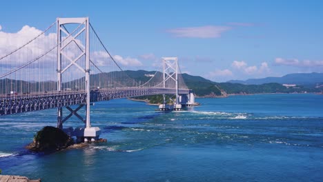 4k estableciendo la toma del gran puente de naruto entre awaji y tokushima