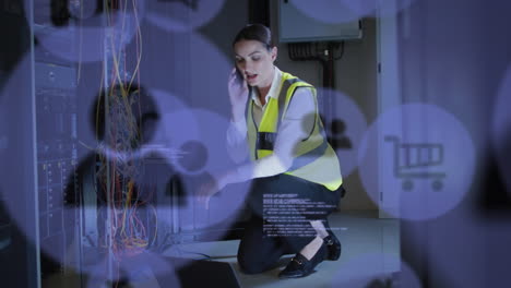 animación del procesamiento de datos sobre una ingeniera de ti caucásica con un teléfono inteligente por un servidor de computadora