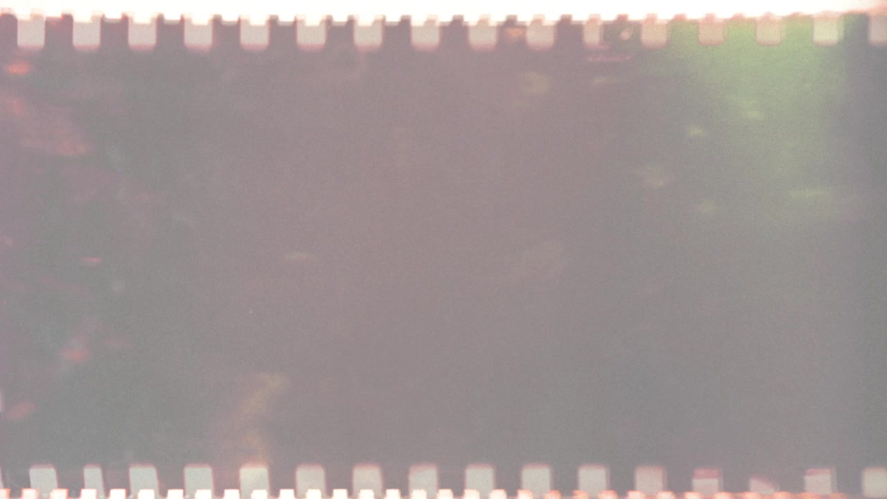 Sovrapposizione cinematografica di pellicola vintage con fughe di luce