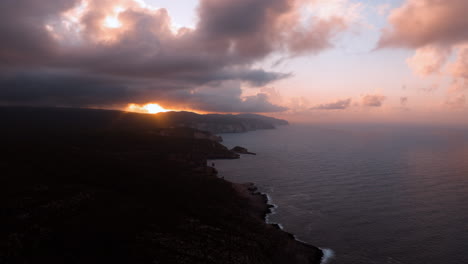 puesta de sol sobre acantilados costeros