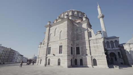 vista exterior de una mezquita histórica en estambul