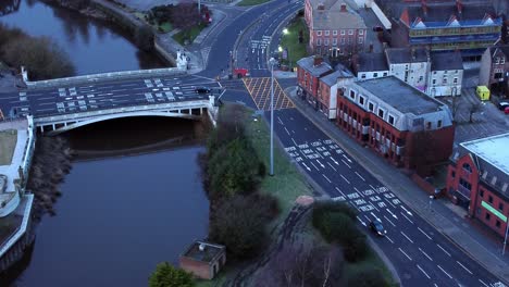 vista aérea mirando hacia el centro de la ciudad canal rotonda infraestructura calles suburbanas tráfico al amanecer lento aumento