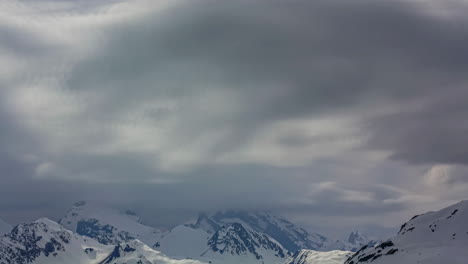 Lapso-De-Tiempo-De-Paisaje-Nuboso-Disparado-Sobre-Picos-Montañosos-Nevados---Espectacular-Paisaje-Invernal-De-Gran-Altura