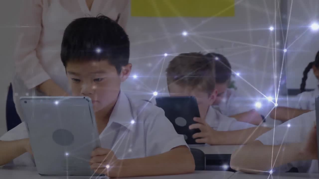 태블릿을 사용하는 학교 아이들을 통해 연결 네트워크의 애니메이션
