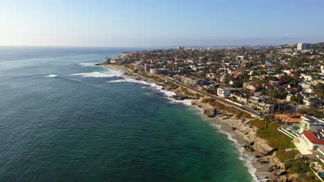 vista aérea de la playa de windansea y la jolla, california, en un día soleado