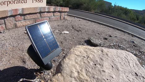 El-Sol-Se-Refleja-En-Un-Pequeño-Panel-Solar-Que-Se-Usa-Para-Encender-La-Luz-Colocada-Debajo