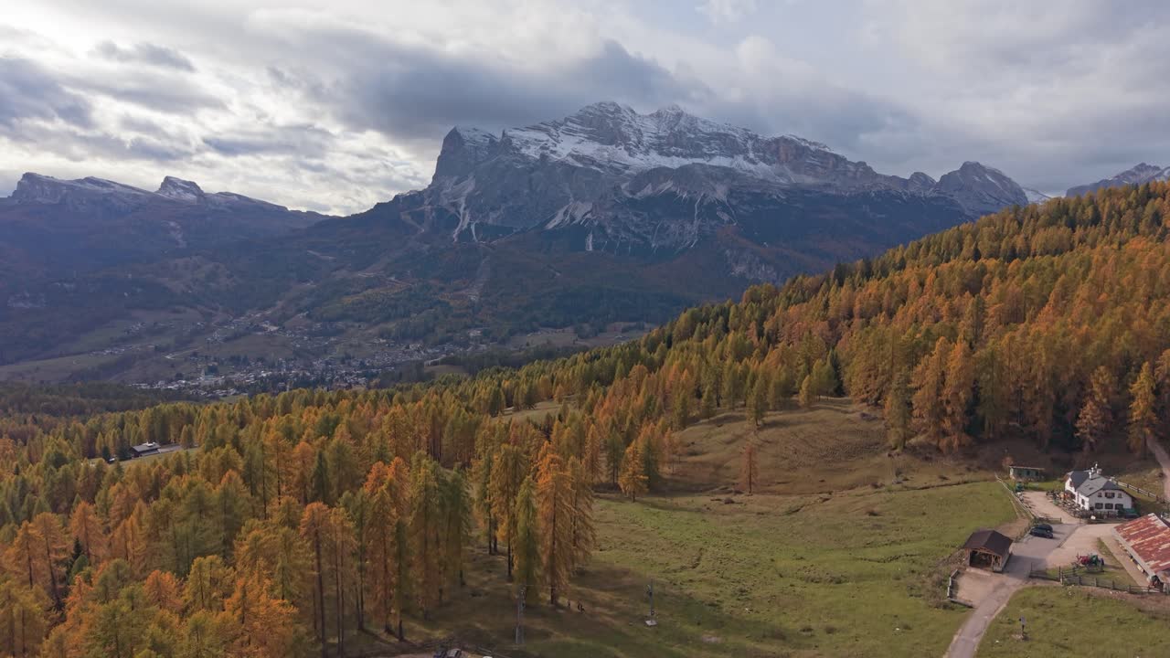 Vista drone delle aspre cime delle Dolomiti in autunno, Italia settentrionale